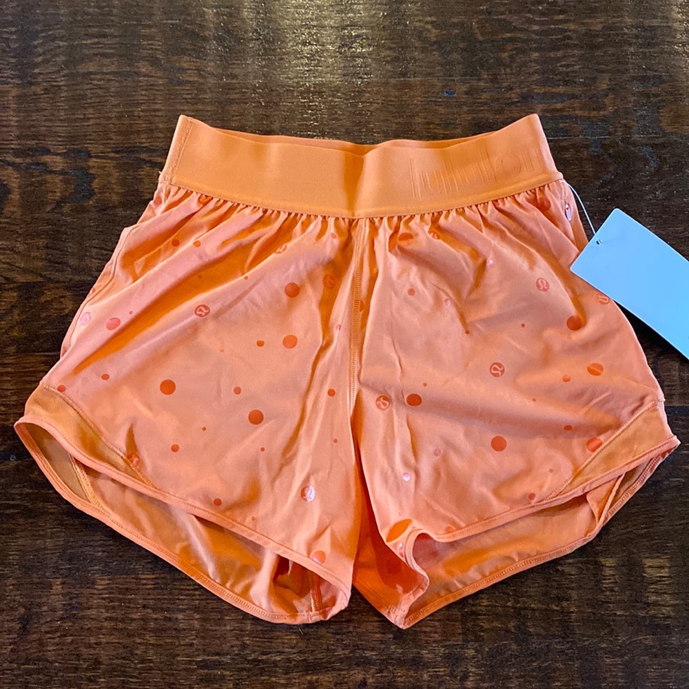 Lululemon Hotty hot short 4” logo